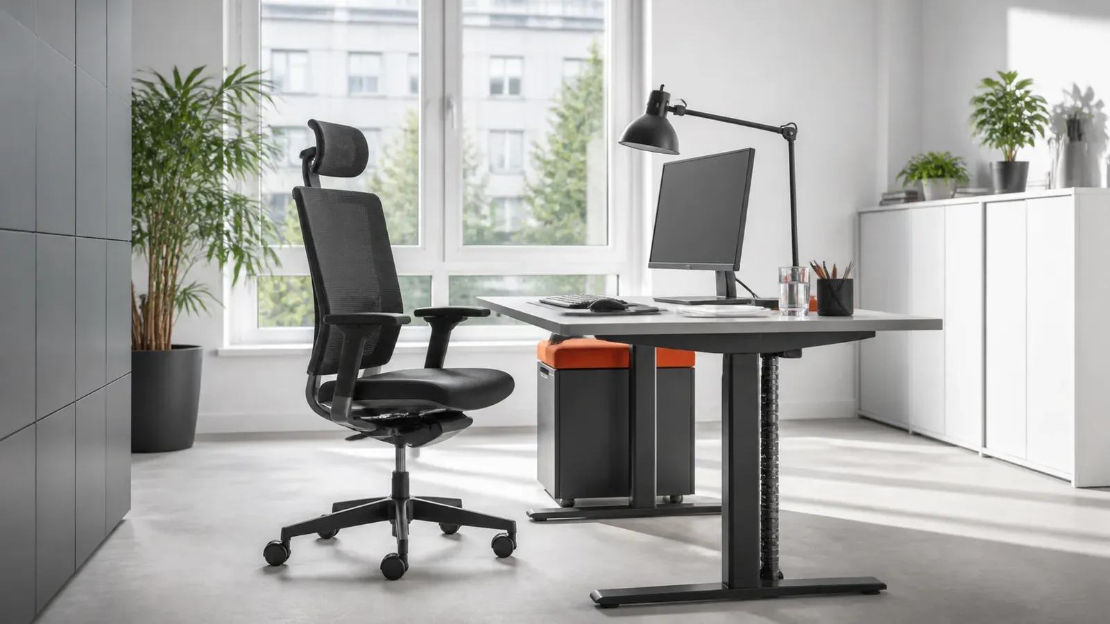 Vollständig eingerichteter ergonomischer Arbeitsplatz mit Stuhl Tisch Bildschirm und Tastatur
